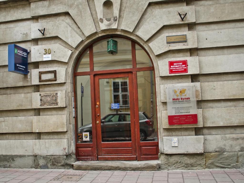 Tramp Aparthostel Krakau Buitenkant foto